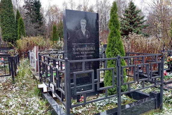 Вертикальный гранитный памятник прямоугольной формы
